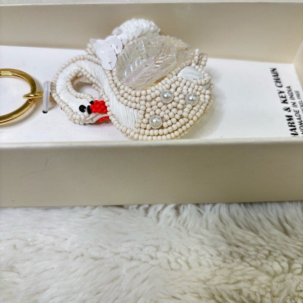 Chic White Swan Pearl Keychain Purse Charm with Gold Accents New - Picture 8 of 15